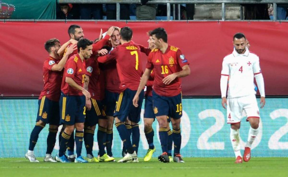 Spain's defender Pau Torres (C) celebrates with teammates after scoring a goal during the Euro 2020 Group F football qualification match between Spain and Malta at the Ramon de Carranza stadium in Cadiz, on November 15, 2019. (Photo by CRISTINA QUICLER / AFP)