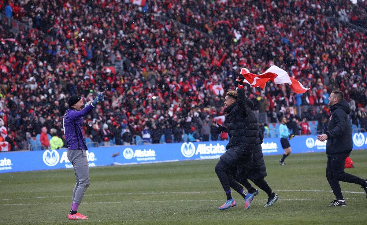 El eufórico festejo de Canadá tras clasificar a un Mundial 36 años después: Lágrimas de Alphonso Davies y locura de la afición