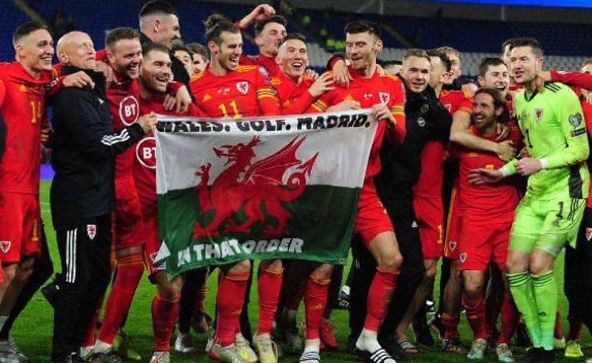 Bale celebra la clasificación a la Eurocopa 2020 con la bandera que se burla del Real Madrid