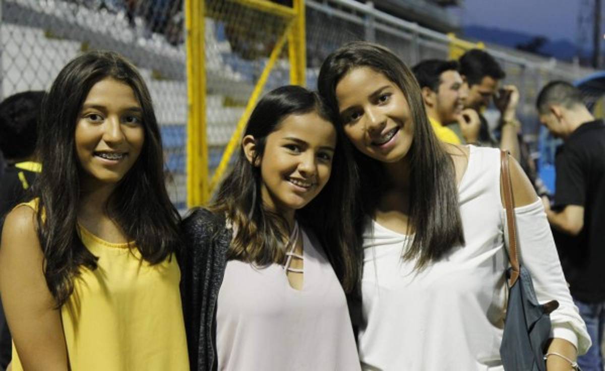 ¡HERMOSAS! Una Reina de Belleza entre las chicas lindas que asistieron a los estadios