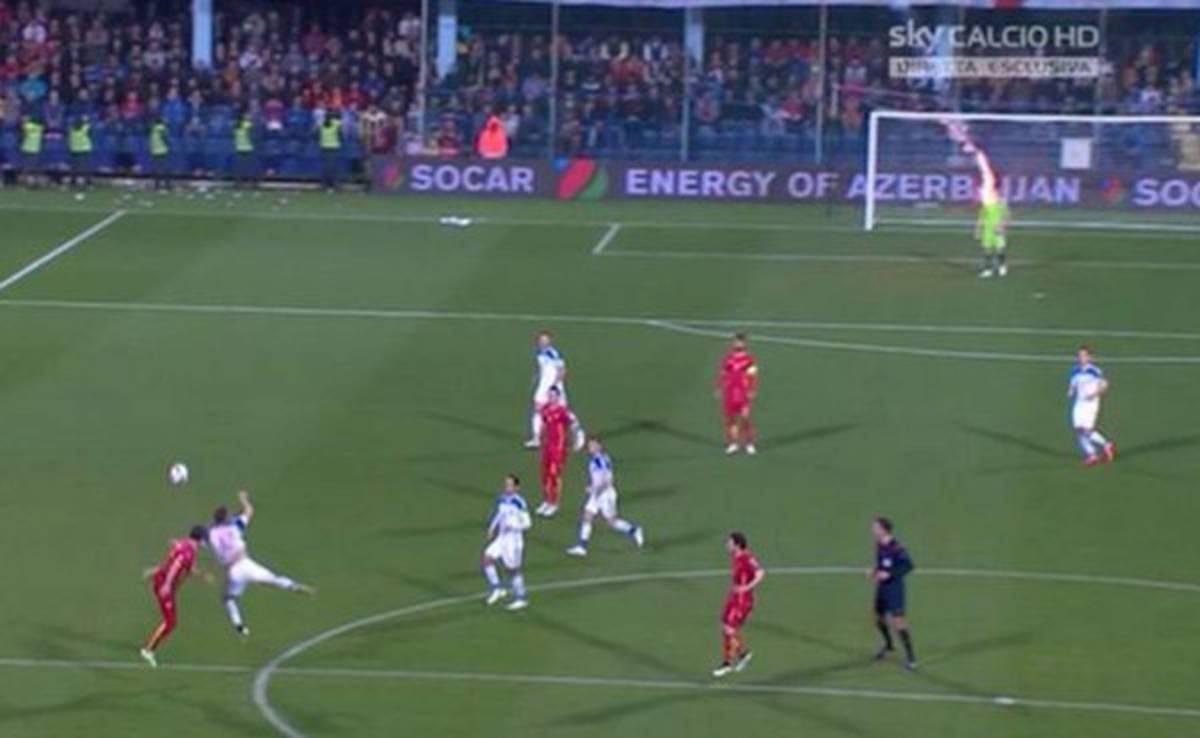 Cárcel para el hincha montenegrino que lanzó una bengala al portero ruso