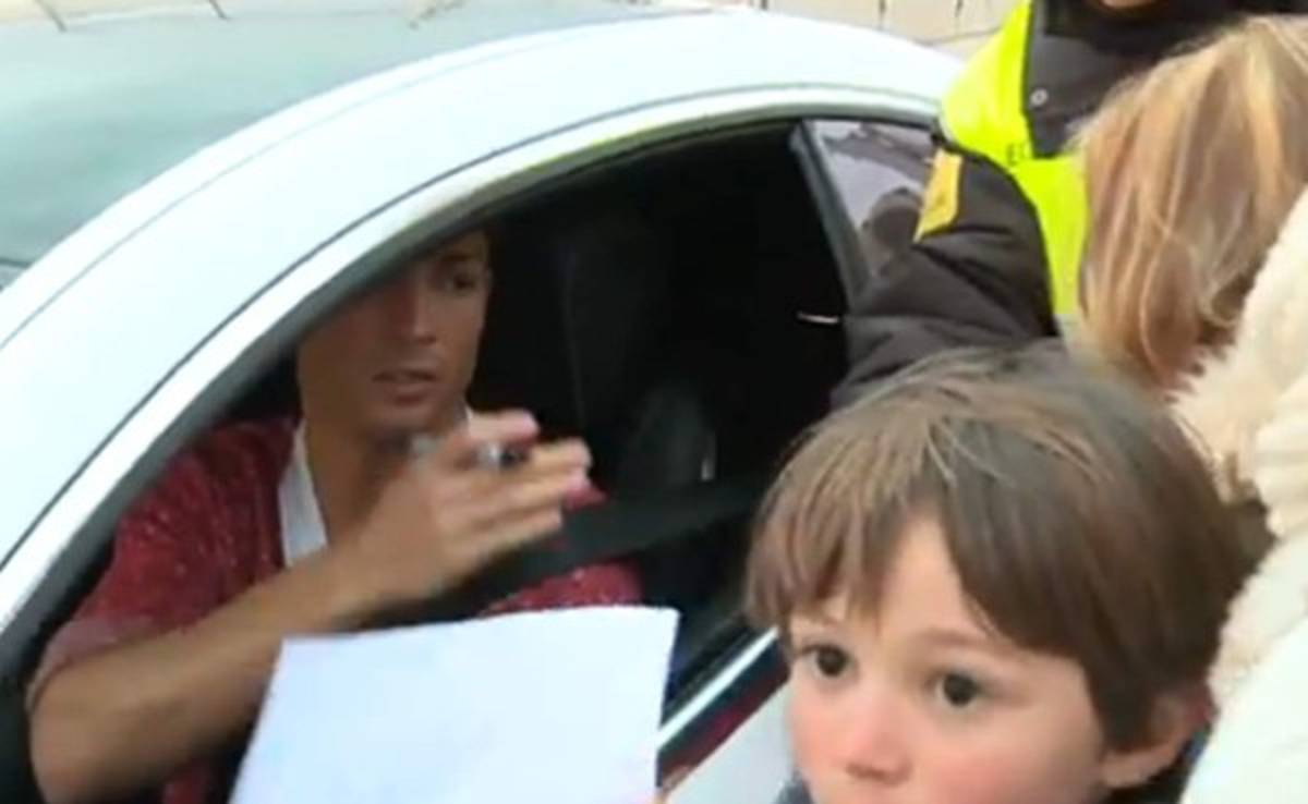 VIDEO: Cristiano Ronaldo muy atento ante golpecito a su auto