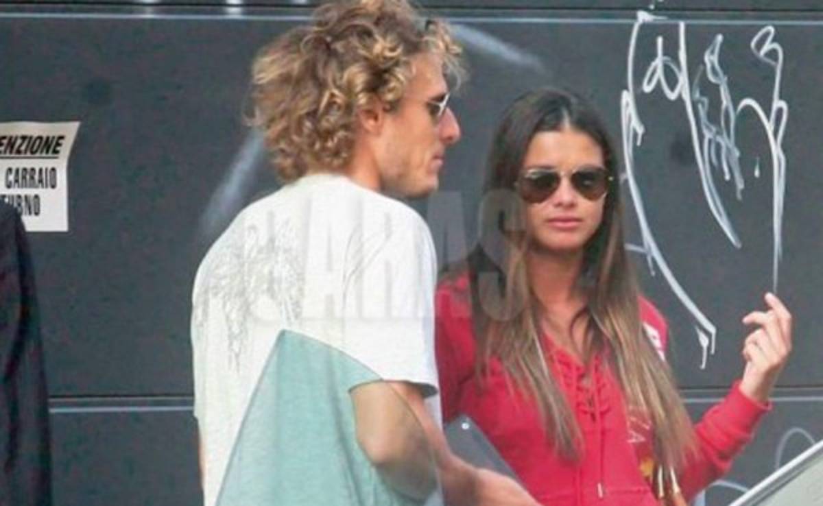 VIDEO: La ex novia de Forlán mostró de más en programa de TV