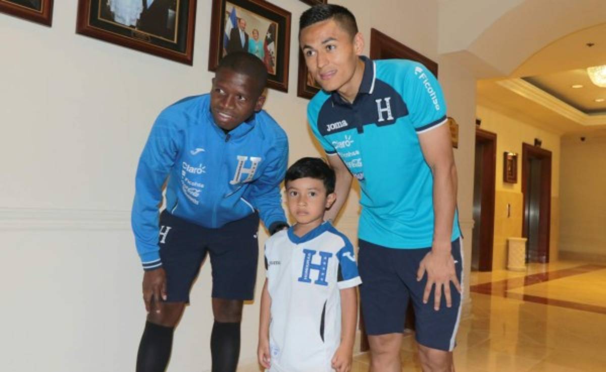 Aficionados catrachos dan ánimo a jugadores de la Selección de Honduras