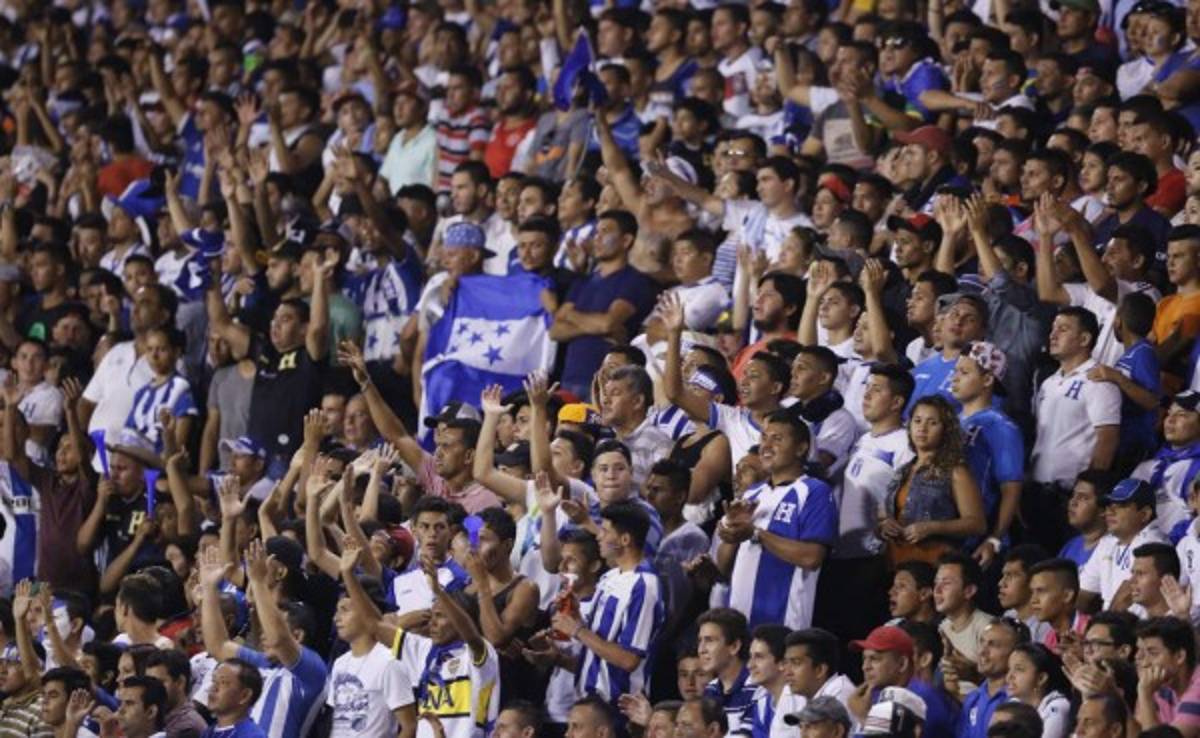 La afición hondureña terminó respondiendo a su Selección