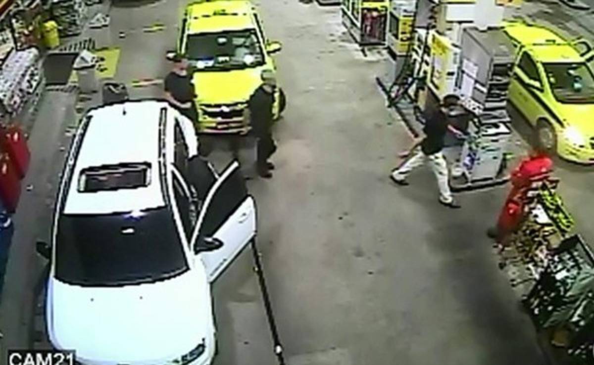 Nadadores de EUA que presuntamente fueron asaltaron orinaron y vandalizaron en gasolinera