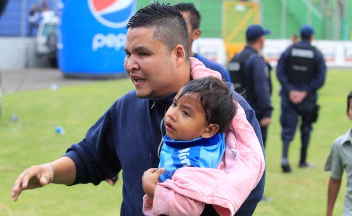Barras de Olimpia y Motagua se enfrentaron y causaron pánico