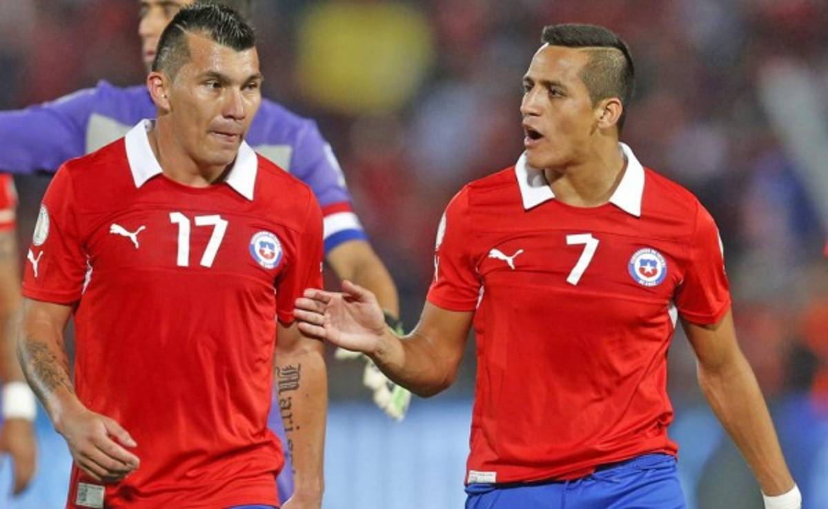Medel discrepa de Alexis y recalca que Sampaoli elige los jugadores en Chile