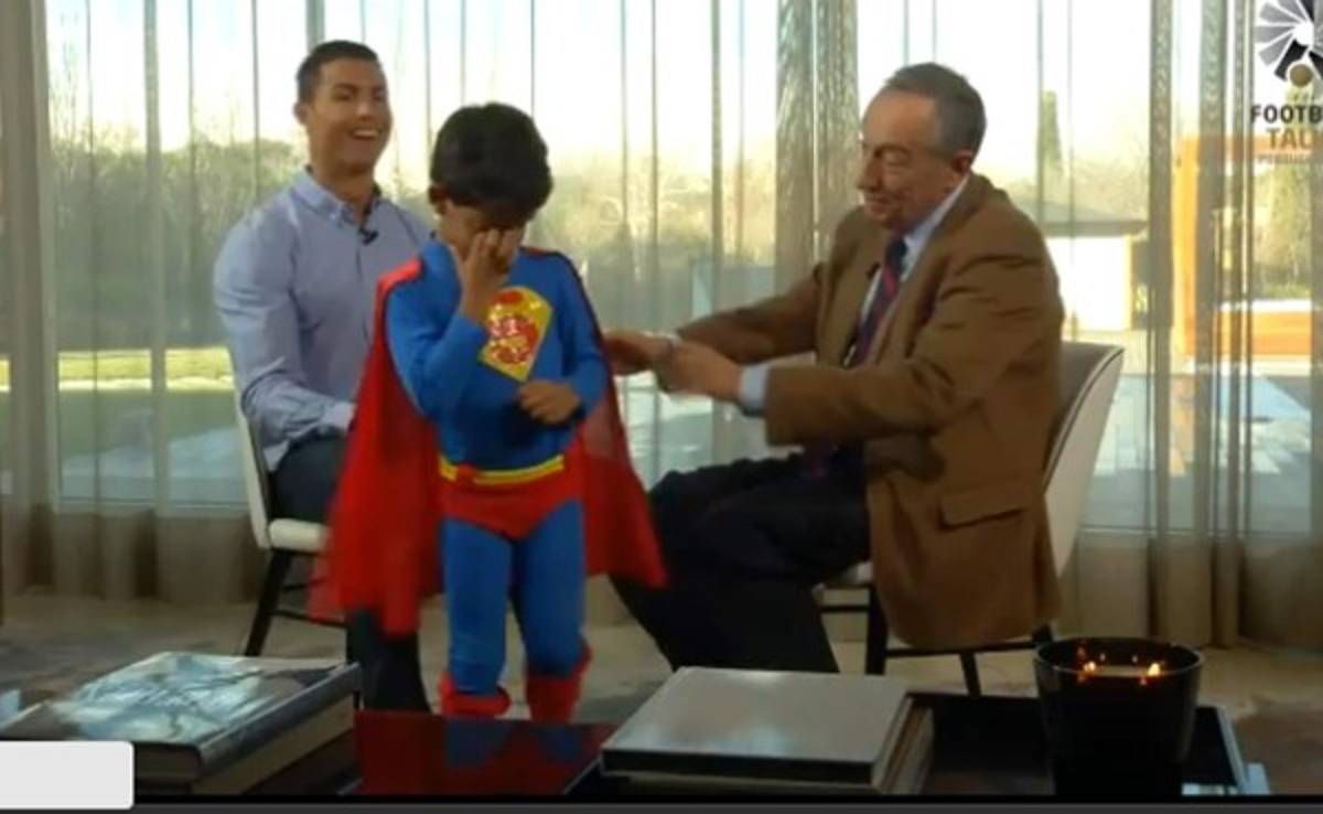 VIDEO: Cristiano Jr. interrumpe entrevista vestido de Supermán