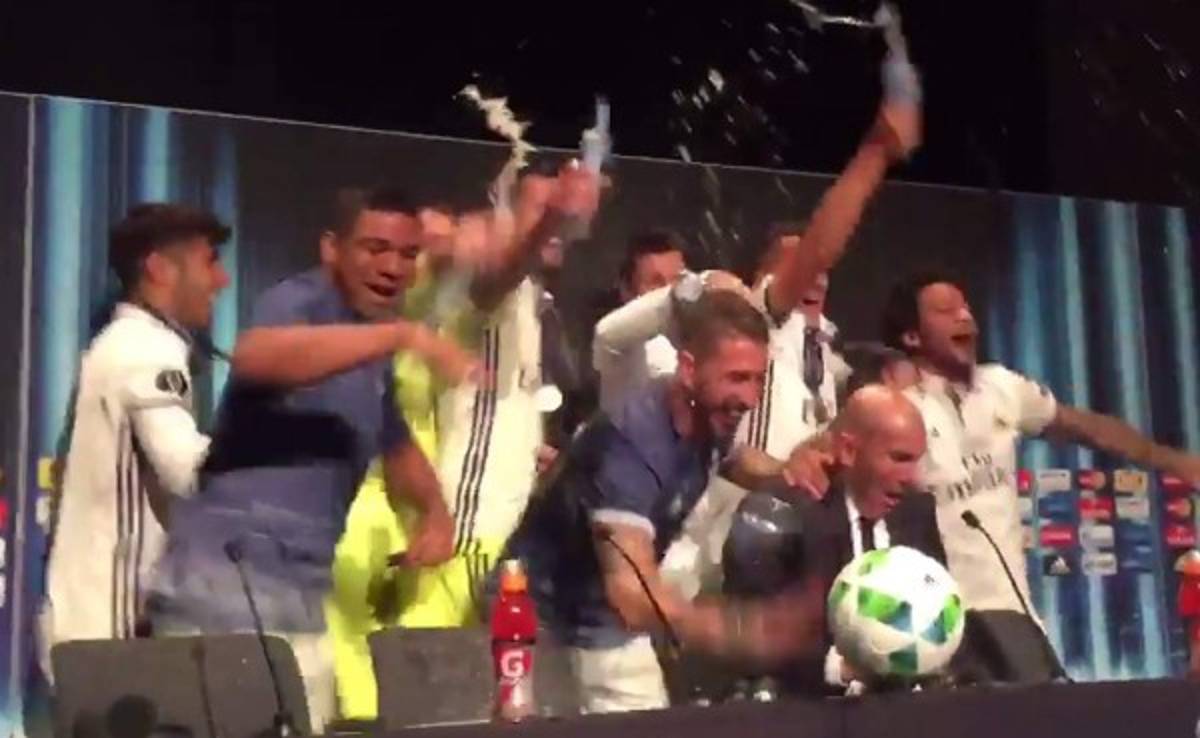 Jugadores del Madrid interrumpen la rueda de prensa de Zidane y lo 'bañan'