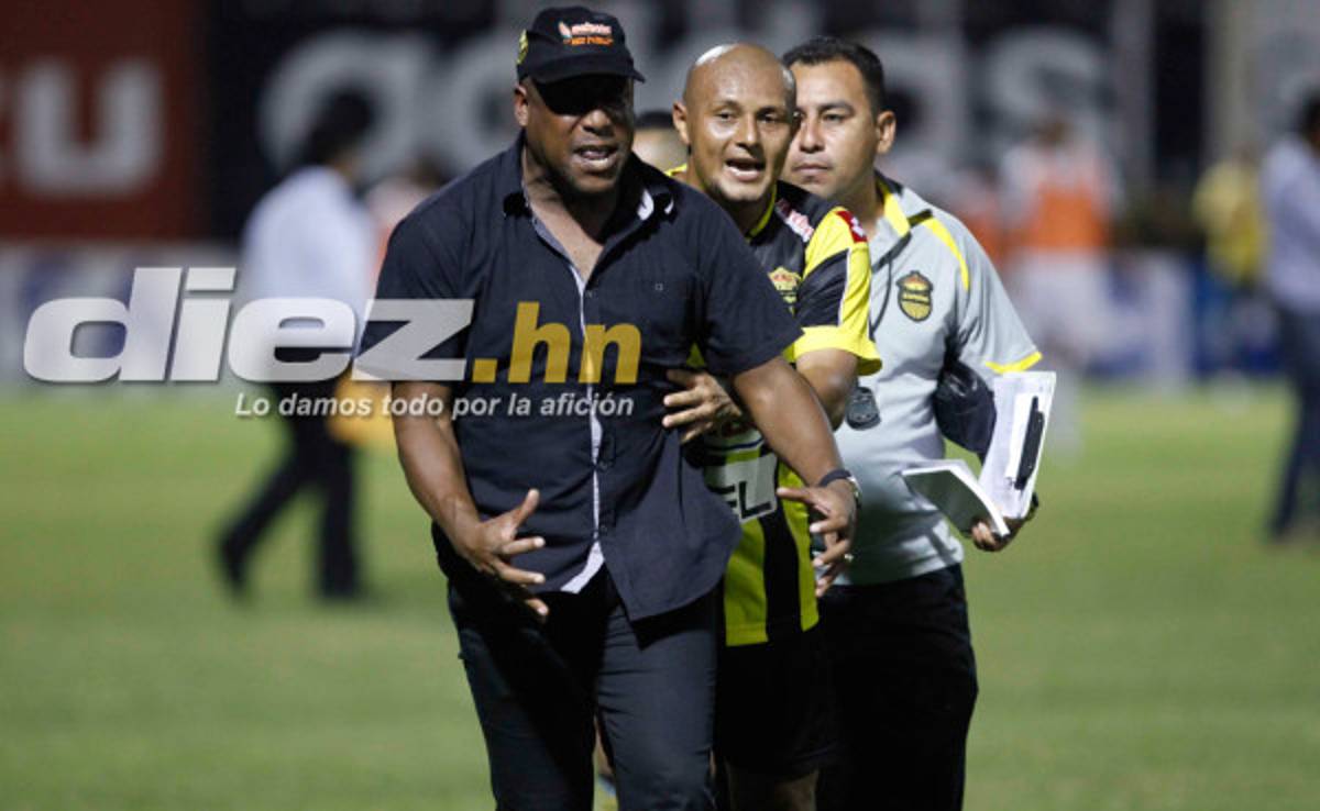 VIDEO: Hernán Medford explota contra los árbitros