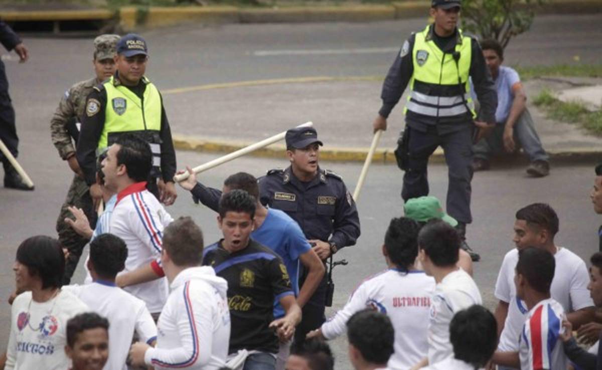 Aficionados del Olimpia y Real España se enfrentaron en las afueras del Morazán