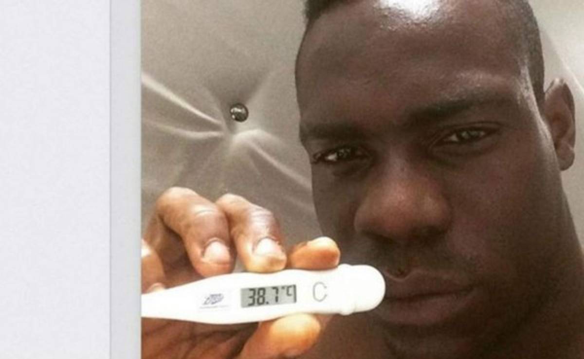 Balotelli demuestra que está enfermo con termómetro en mano