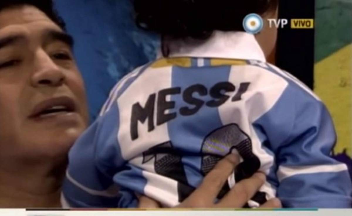 Maradona presenta a su hijo con la camiseta de Messi