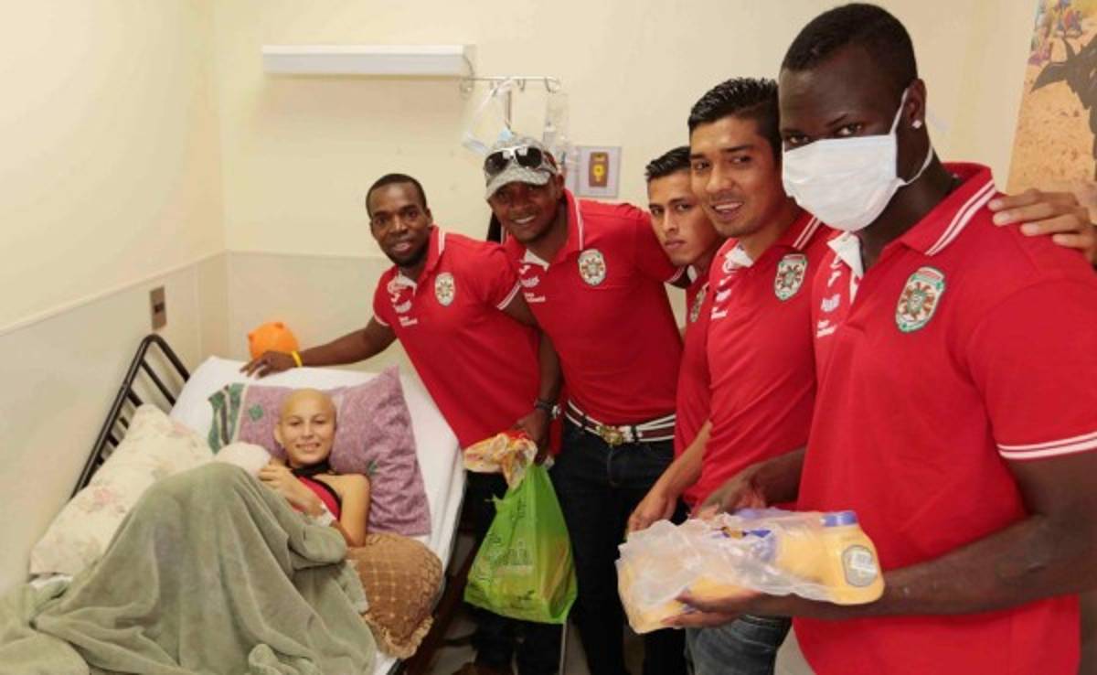 Jugadores de Marathón llevan alegría a niños con cáncer