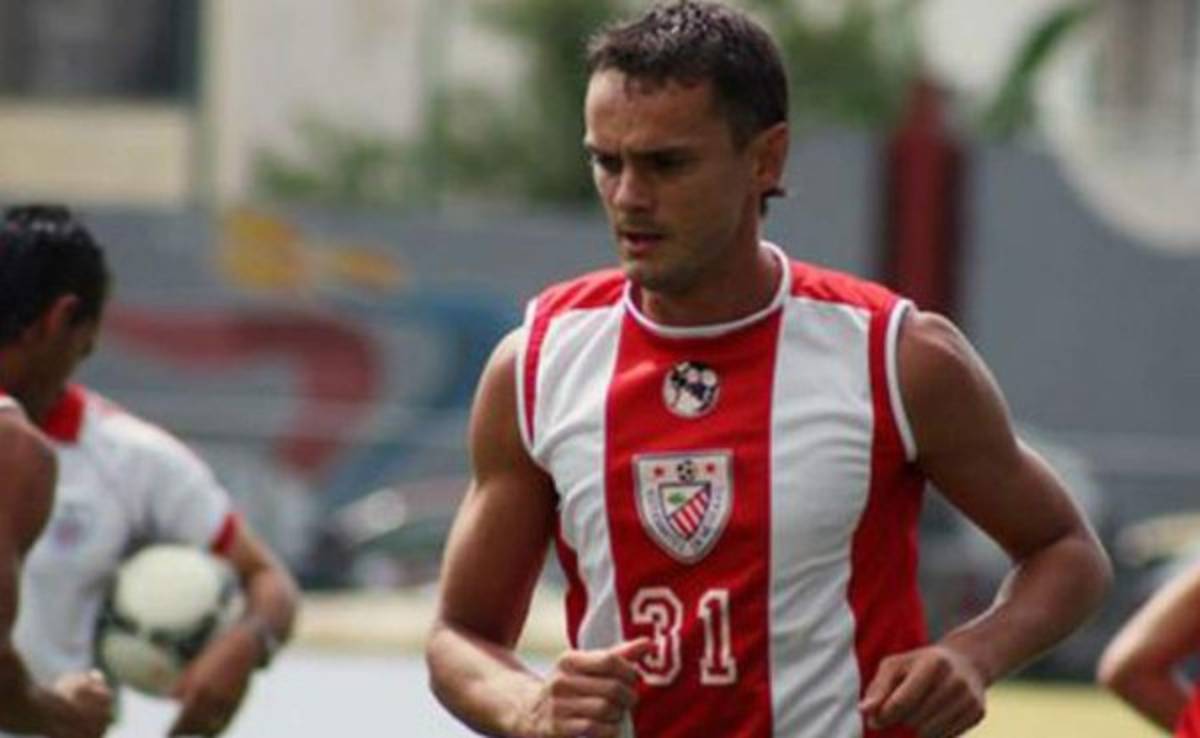 Futbolista uruguayo Carlos De Castro muere dos semanas después de grave accidente