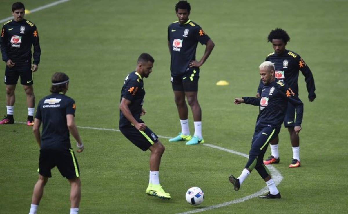 Brasil se entrena en la altitud de Quito para el partido con Ecuador