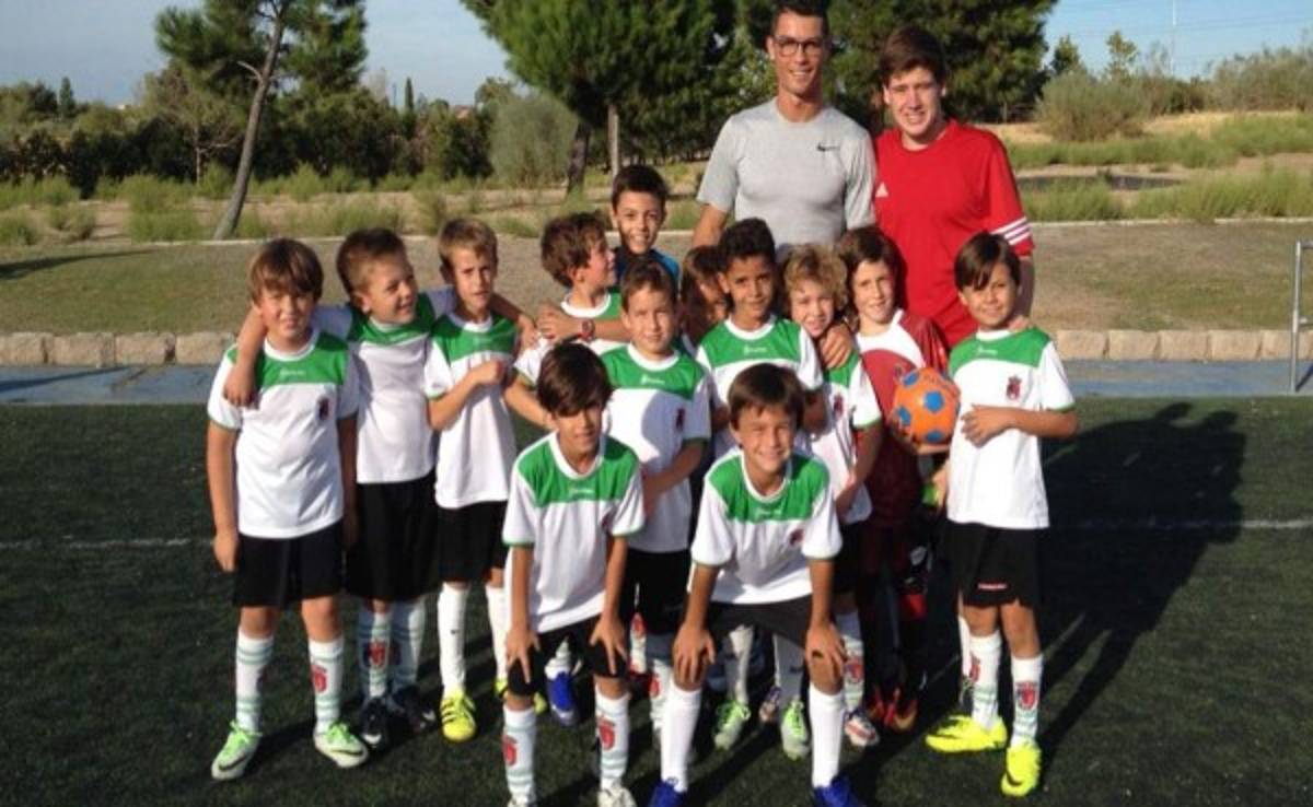 Cristiano Ronaldo la hace de recogepelotas en el primer partido de su hijo