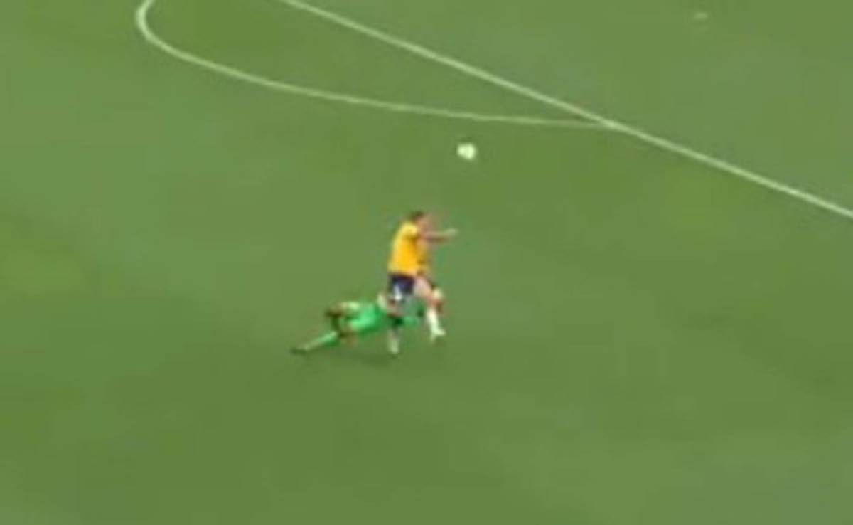 VIDEO: Portero australiano trato de imitar a Neuer y salió expulsado