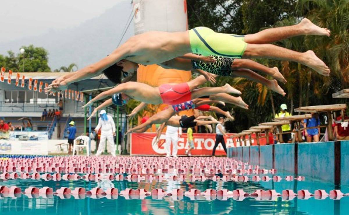 Delfines y Tiburones mantienen pelea por Copa de Natación Gatorade
