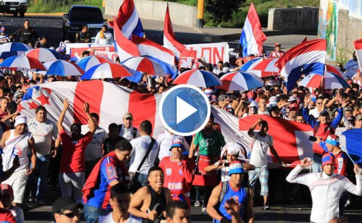 VIDEO: La Ultra Fiel llega y causa sensación en su camino al estadio Nacional