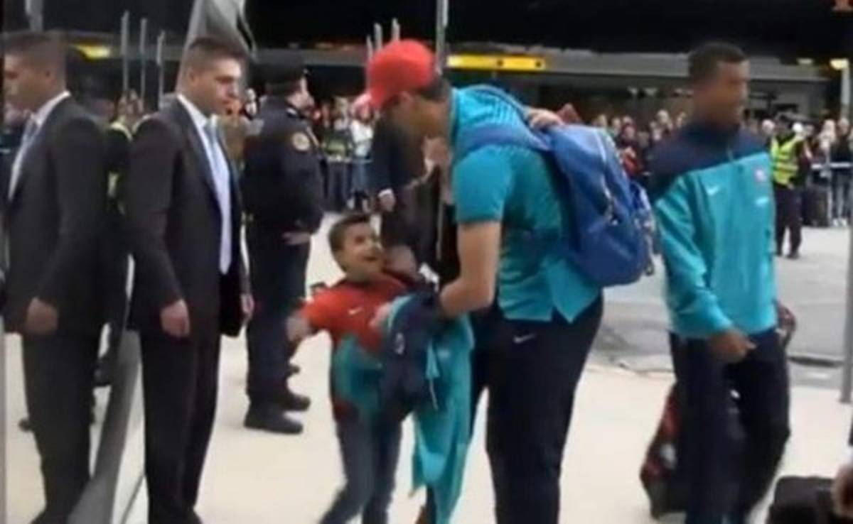 VIDEO: El gran gesto de Cristiano Ronaldo con un niño de Manchester