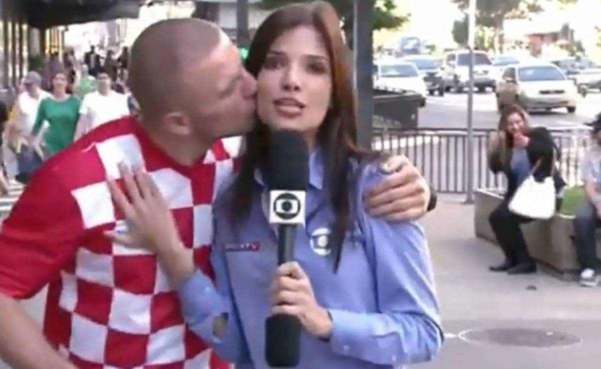 VIDEO: Aficionado croata sorprende a periodista brasileña en vivo