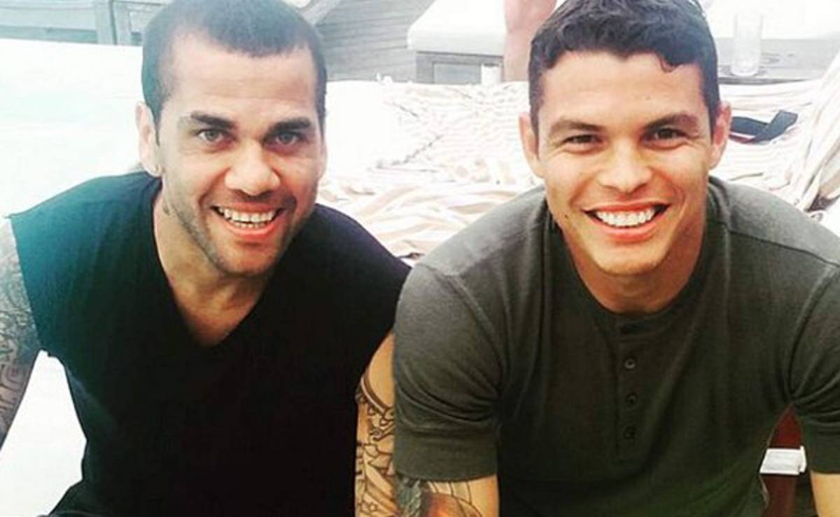 Dani Alves respaldó a Thiago Silva tras las críticas de los hinchas brasileños