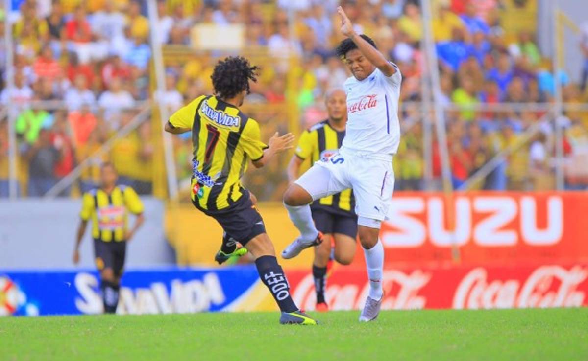 David Meza se fue del campo por distensión de ligamento en rodilla