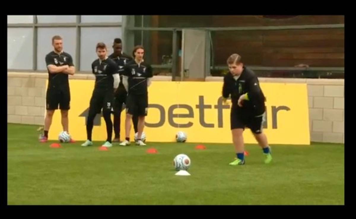 VIDEO: Aficionado le da clases de tiro libre a jugadores del Liverpool
