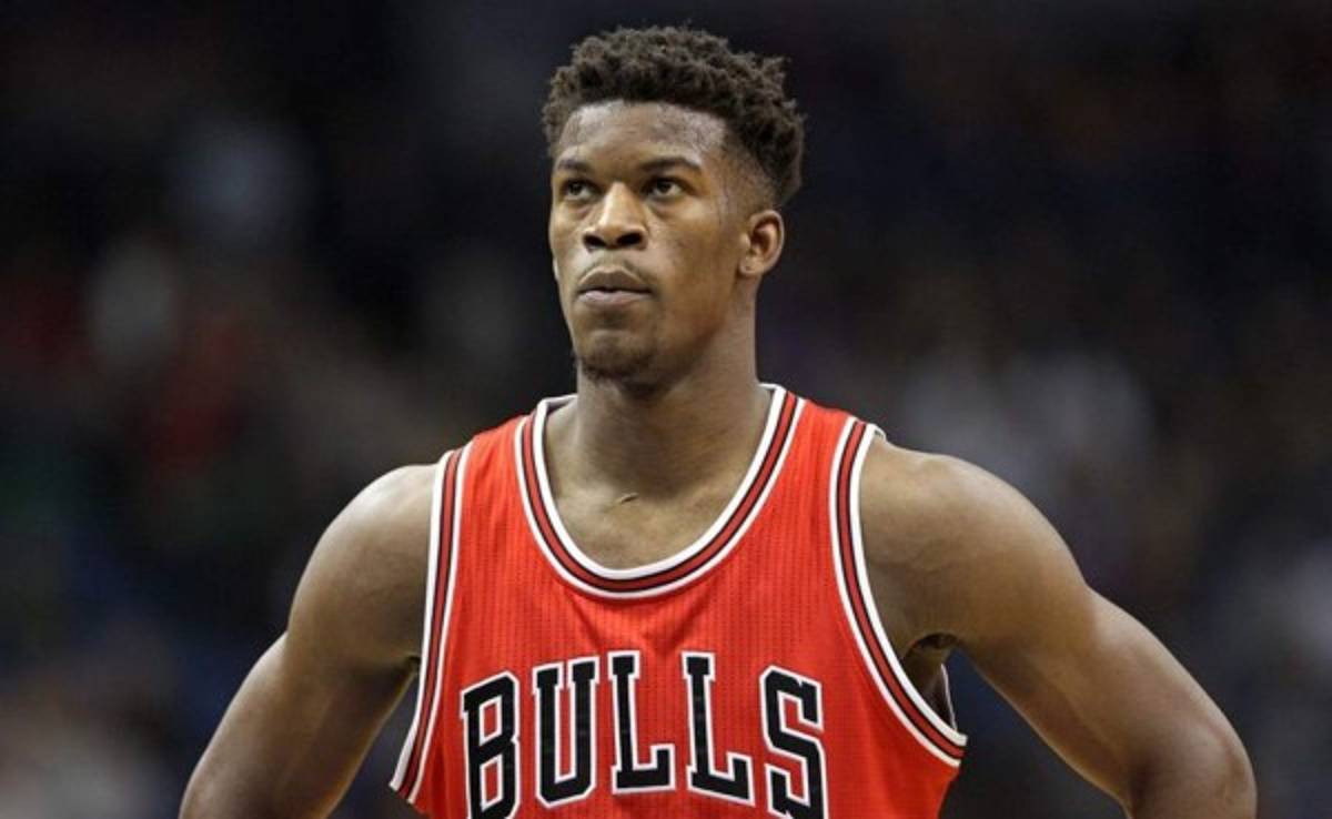 VIDEO: Jimmy Butler pierde diez mil dólares en una apuesta con un estudiante
