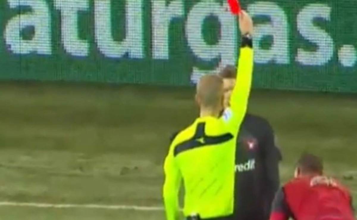 VIDEO: Salvaje venganza de futbolista en la primera división de Dinamarca