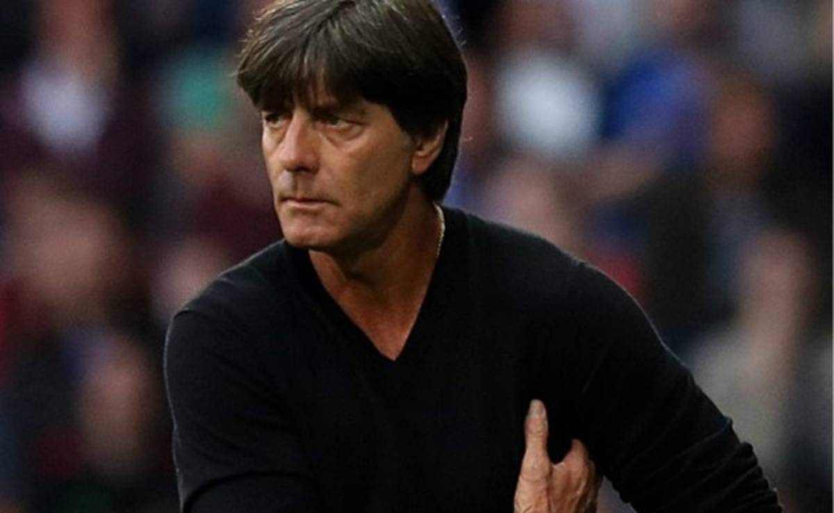 Video: !Joachim Löw lo hizo de nuevo! Ahora se olfateó el sobaco