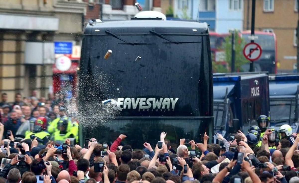 VIDEO: Imágenes del ataque al autobús de los jugadores del Manchester United