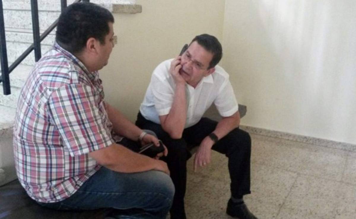 Rafael Callejas visitó a Chelato Uclés en el hospital