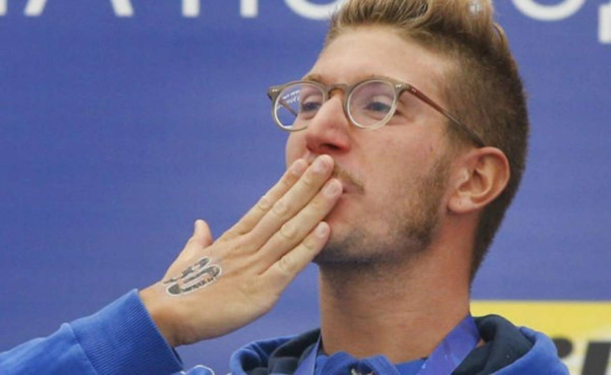 Nadador italiano gana medalla de oro y propone matrimonio en el podio