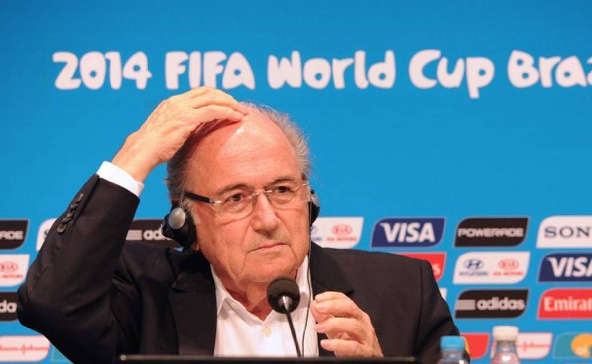 Joseph Blatter lamenta el castigo a Luis Suáez