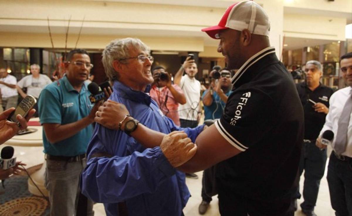 Bora Milutinovic visita concentración de Honduras