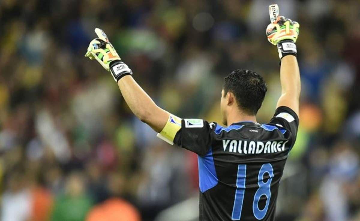 Noel Valladares sigue volando en la portería y celebra sus 38 años de edad