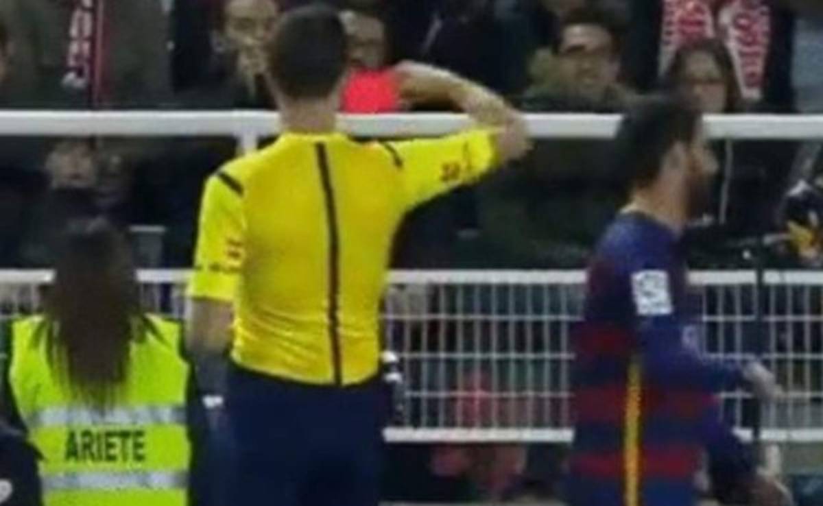 Árbitro se equivoca y le muestra tarjeta roja a Arda Turan