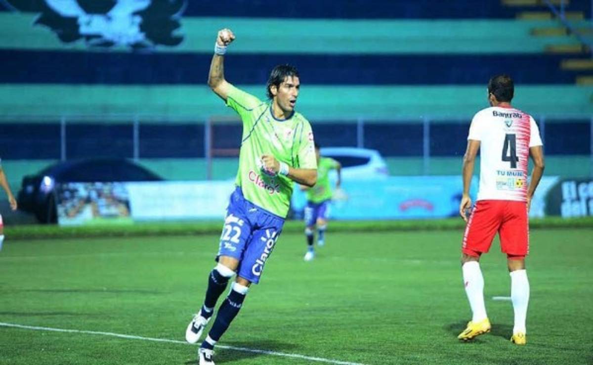 En El Salvador creen que el 'Loco' Abreu todavía puede dar más dentro de la cancha que fuera