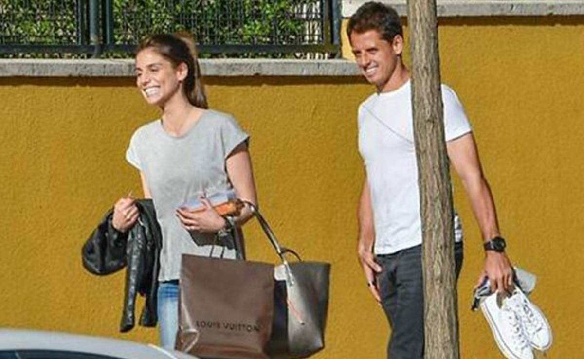 Chicharito Hernández se pasea con su novia por las calles de Madrid