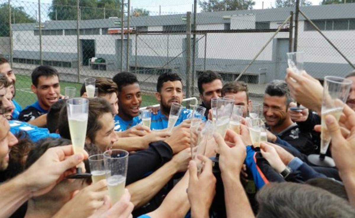 ¡Hondureño Choco Lozano brinda por un buen año 2016!