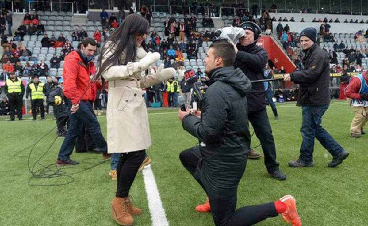 VIDEO: Futbolista venezolano pide matrimonio a su novia previo a un juego