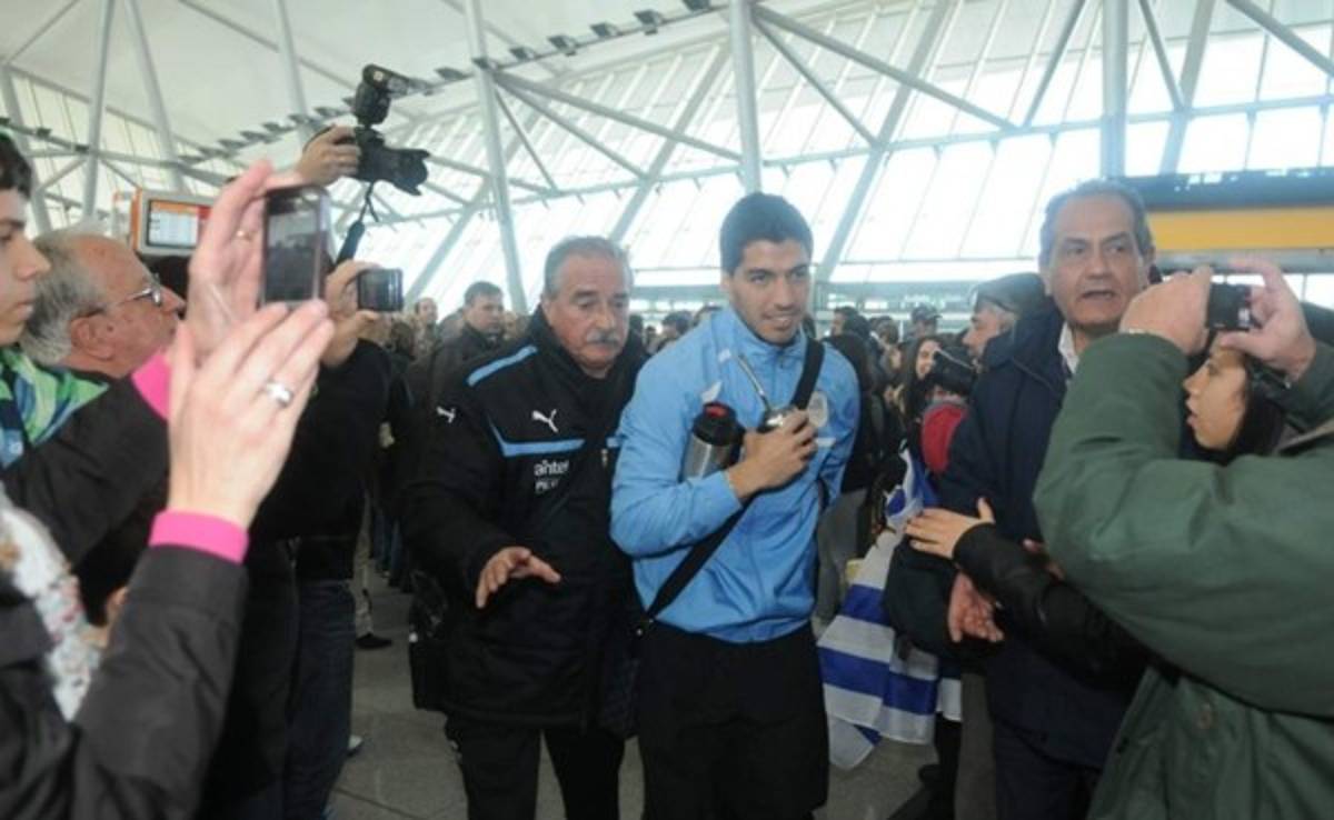 Luis Suárez viajó a España para sumarse al Barcelona