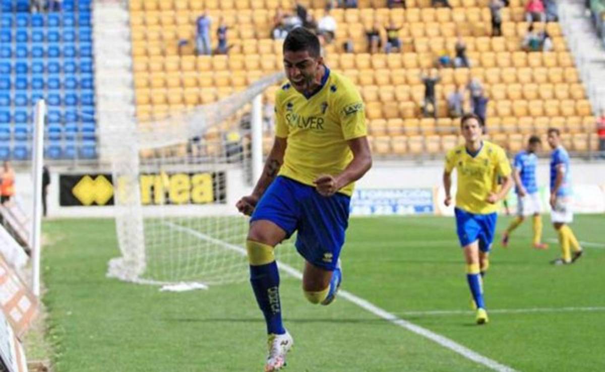 Jona Mejía vuelve a anotar con el Cádiz y es 'Pichichi'