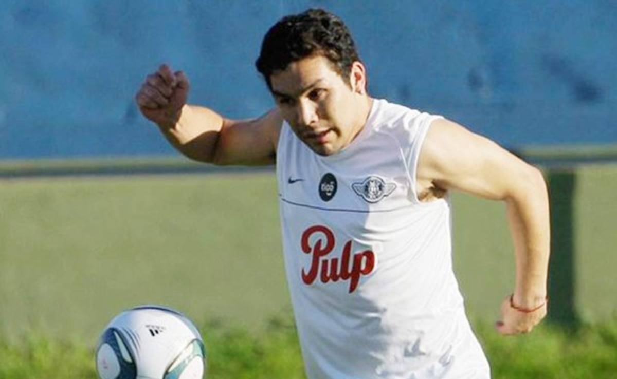 El paraguayo Cabañas juega su primer partido en Brasil y pierde un penalti