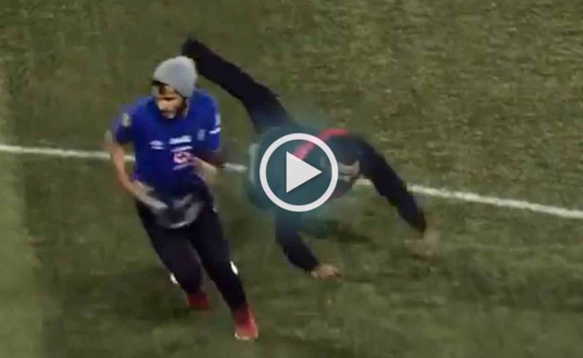 VIDEO: Aficionado invade cancha en México y desata la locura en el Xolos-Cruz Azul