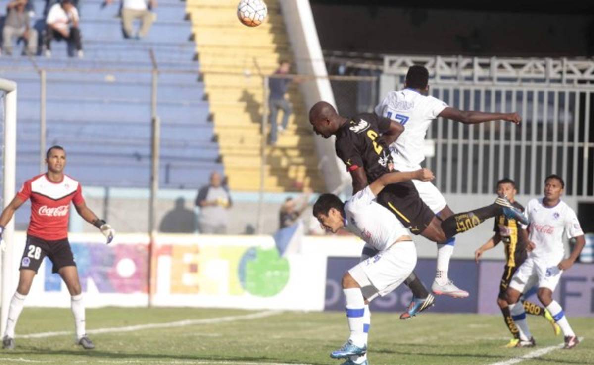 VIDEO: El dudoso penal de Osman Chávez a Carlos Will Mejía