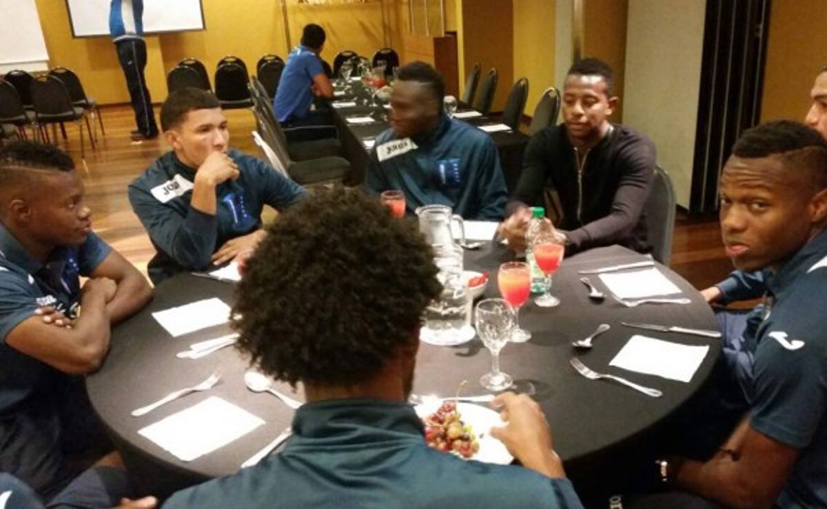 José Velásquez Colón visitó a la Sub-20 de Honduras en Montevideo